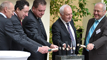 Základní kámen poklepal v prosinci 2012 i někdejší řešitel projektu AdMaS a současný rektor Petr Štěpánek (druhý zprava) a minulý rektor Karel Rais (zcela vpravo). | na serveru Lidovky.cz | aktuální zprávy Základní kámen poklepal v prosinci 2012 i někdejší řešitel projektu AdMaS a současný rektor Petr Štěpánek (druhý zprava) a minulý rektor Karel Rais (zcela vpravo). | na serveru Lidovky.cz | aktuální zprávy