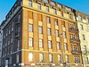 Roithův modernistický činžák z let 1911–1912 zdobí Štursův a Kocourkův reliéf nad vstupem. Vpravo metznerovský portál v podání sochaře Jindřicha Čapka na domě č. 48. | na serveru Lidovky.cz | aktuální zprávy Roithův modernistický činžák z let 1911–1912 zdobí Štursův a Kocourkův reliéf nad vstupem. Vpravo metznerovský portál v podání sochaře Jindřicha Čapka na domě č. 48. | na serveru Lidovky.cz | aktuální zprávy