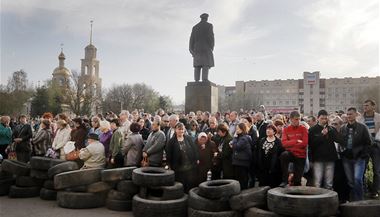 Lidé se účastní proruského shromáždění vedle sochy sovětského revolučního vůdce Vladimira Lenina v centru Slavjansku. Pátek 18. dubna 2014. | na serveru Lidovky.cz | aktuální zprávy Lidé se účastní proruského shromáždění vedle sochy sovětského revolučního vůdce Vladimira Lenina v centru Slavjansku. Pátek 18. dubna 2014. | na serveru Lidovky.cz | aktuální zprávy