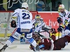 Trojice brněnských hráčů obklíčila ležícího Petra Kumstáta. | na serveru Lidovky.cz | aktuální zprávy Trojice brněnských hráčů obklíčila ležícího Petra Kumstáta. | na serveru Lidovky.cz | aktuální zprávy