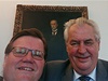 Selfie Zdeňka Škromacha s prezidentem Milošem Zemanem (v pozadí obraz Tomáše G. Masaryka). | na serveru Lidovky.cz | aktuální zprávy Selfie Zdeňka Škromacha s prezidentem Milošem Zemanem (v pozadí obraz Tomáše G. Masaryka). | na serveru Lidovky.cz | aktuální zprávy