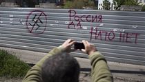 "Rusko ano, NATO ne." Muž si fotí graffiti na zdi ve Slavjansku. | na serveru Lidovky.cz | aktuální zprávy "Rusko ano, NATO ne." Muž si fotí graffiti na zdi ve Slavjansku. | na serveru Lidovky.cz | aktuální zprávy