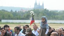 Muslimové žijící v Čechách se 2. května sešli poblíž ministerstva vnitra na Letné k protestní modlitbě kvůli nedávnému policejnímu zásahu v objektech Islámské nadace v centru Prahy. | na serveru Lidovky.cz | aktuální zprávy Muslimové žijící v Čechách se 2. května sešli poblíž ministerstva vnitra na Letné k protestní modlitbě kvůli nedávnému policejnímu zásahu v objektech Islámské nadace v centru Prahy. | na serveru Lidovky.cz | aktuální zprávy
