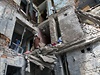 Lidé opouštějí zdemolované příbytky po leteckém útoku nedaleko Doněcku | na serveru Lidovky.cz | aktuální zprávy
