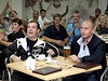 Dmitrij Medveděv a Vladimir Putin při sledování fotbalového utkání. | na serveru Lidovky.cz | aktuální zprávy Dmitrij Medveděv a Vladimir Putin při sledování fotbalového utkání. | na serveru Lidovky.cz | aktuální zprávy