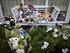 Hračky, květiny a vzkazy před domem rodiny, která umřela po sestřelní letu MH17. | na serveru Lidovky.cz | aktuální zprávy