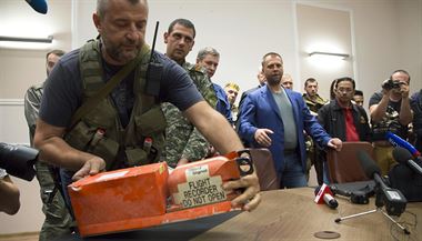 Separatisté předávají černé skříňky malajsijským expertům. TI konstatovali, že... | na serveru Lidovky.cz | aktuální zprávy Separatisté předávají černé skříňky malajsijským expertům. TI konstatovali, že... | na serveru Lidovky.cz | aktuální zprávy