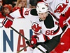 Jaromir Jagr (vlevo) z New Jersey a Jonathan Ericsson z Detroitu. | na serveru Lidovky.cz | aktuální zprávy Jaromir Jagr (vlevo) z New Jersey a Jonathan Ericsson z Detroitu. | na serveru Lidovky.cz | aktuální zprávy