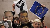 Demonstranti v maskách Vladimira Putina a Viktora Orbána protestují v Londýně proti politice maďarské vlády. | na serveru Lidovky.cz | aktuální zprávy Demonstranti v maskách Vladimira Putina a Viktora Orbána protestují v Londýně proti politice maďarské vlády. | na serveru Lidovky.cz | aktuální zprávy