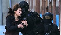 Několika rukojmím se v průběhu odpoledne podařilo z kavárny v Sydney utéct. | na serveru Lidovky.cz | aktuální zprávy Několika rukojmím se v průběhu odpoledne podařilo z kavárny v Sydney utéct. | na serveru Lidovky.cz | aktuální zprávy