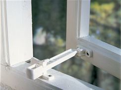 Nezapomeňte zabezpečit všechna okna pojistkou, která nedovolí, aby se okno otevřelo na víc než 10 cm.